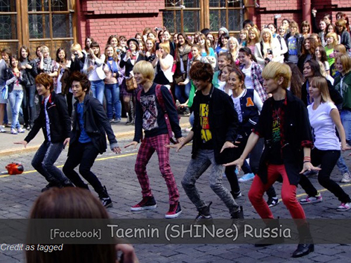 SHINee in a flashmob in Russia