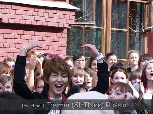 SHINee in a flashmob in Russia